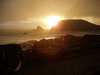 La présence du soleil ou d'une autre source lumineuse intense dans le champ provoque la formation d'une sorte de halo par suite des réflexions multiples qui se produisent sur les surfaces des lentilles ; ce halo est particulièrement visible dans les zones sombres de l'image