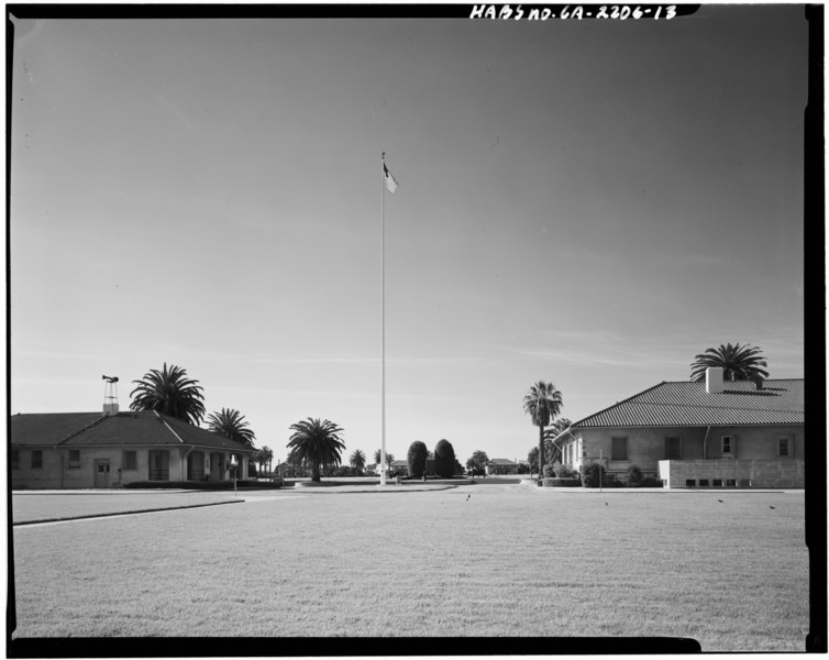 File:PATTON QUADRANGLE; LOOKING SOUTH FROM THE QUADRANGLE TO THE PARADE GROUNDS (4166-24) - Fort MacArthur, Pacific Avenue, San Pedro, Los Angeles County, CA HABS CAL,19-SANPE,2-13.tif