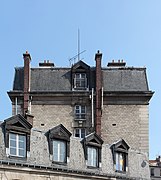 Toits en forte pente de la caserne des sapeurs-pompiers rue de l'aqueduc à Paris