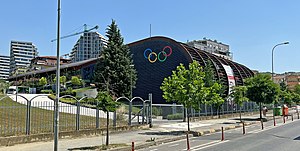 Das Sportzentrum mit den Büros rechts und der Halle links vom Baum