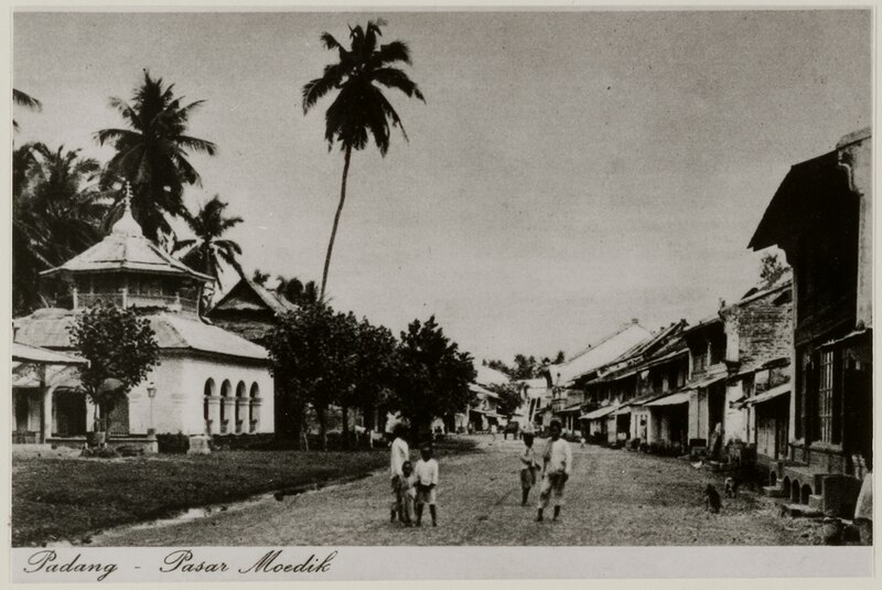 File:Pasar Moedik, Padang. Links een moskee.tif