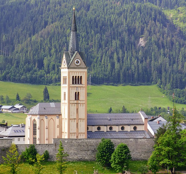 Fájl:Pfarrkirche Radstadt v N.jpg
