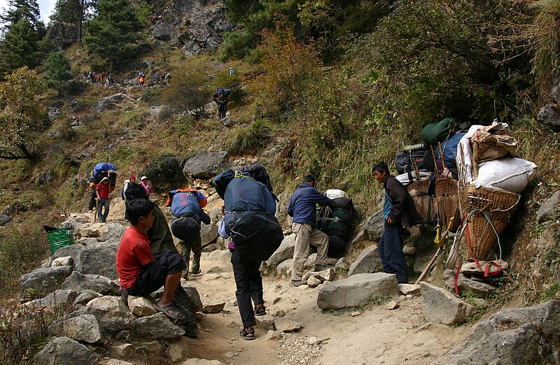 File:Phakding-Namche-86-Traeger-2007-gje.jpg