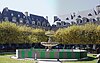Místa des Vosges, Paříž - SW Fountain.jpg