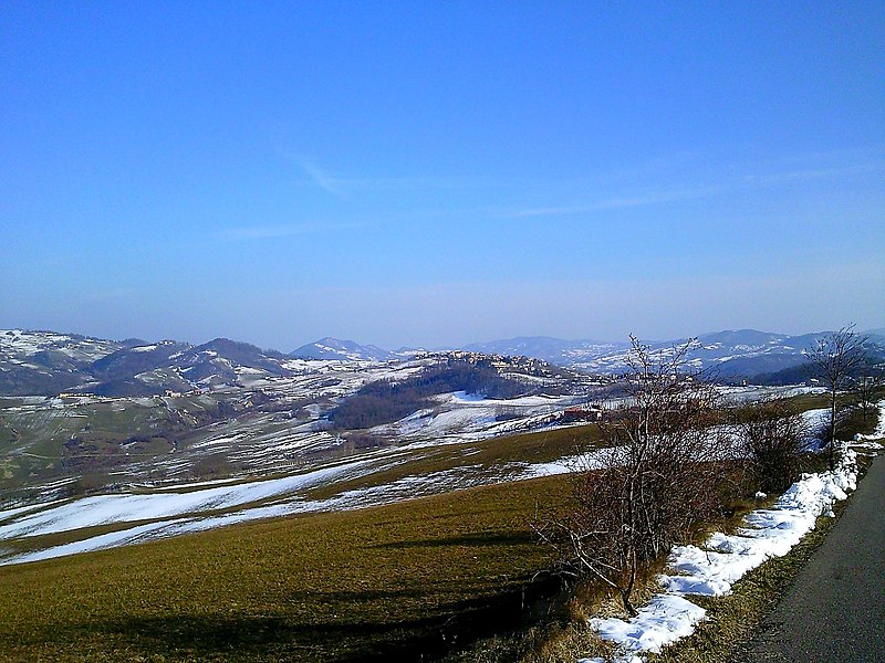 File:Pometo dalla strada per Montù Berchielli - panoramio.jpg