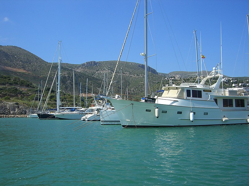 File:Port Ginesta-amarres.jpg