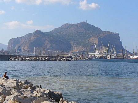 Palermo Harbor with Mount Pellegrino. Castello Utveggio is on the left promontory. Porto e montanha (1036620381).jpg