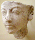 Ritratto in stucco attribuito a Nefertiti. Berlino, Ägyptisches Museum und Papyrussammlung.