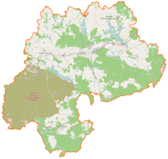 Mapa konturowa powiatu drawskiego, po lewej nieco u góry znajduje się punkt z opisem „Parafia pw. Świętego Pawła Apostoła w Drawsku Pomorskim”