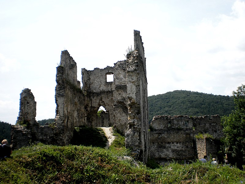 File:Pozostatky hradu - panoramio.jpg