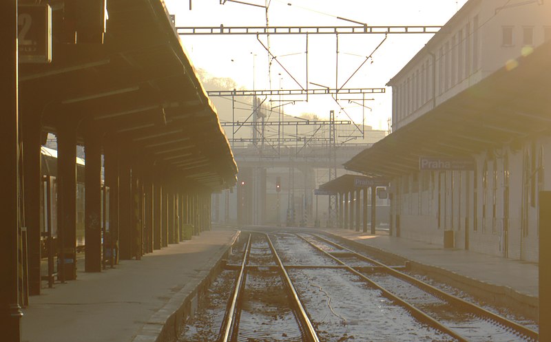 File:Praha, Masarykovo nádraží, ranní kolej.jpg