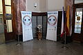 pohár pro mistra světa IIHF v ledním hokeji vystavený ve vstupu do budovy pražského magistrátu
