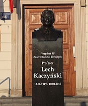 Prezydent RP Profesor Lech Kaczyński (cropped).jpg