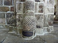 Église Saint-Beheau : base de colonne sculptée.