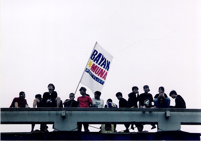 File:Protesters on top of a pedestrian overpass during the SONA 2007.jpg