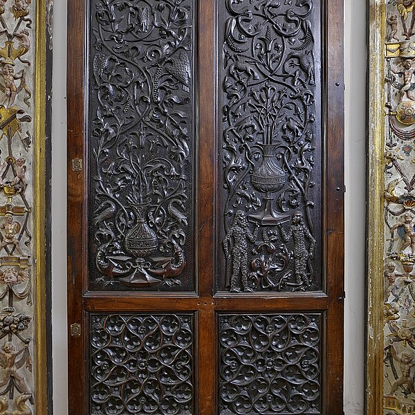 File:Puertas de la antigua Colegiata de Santa María la Mayor (Valladolid).jpg