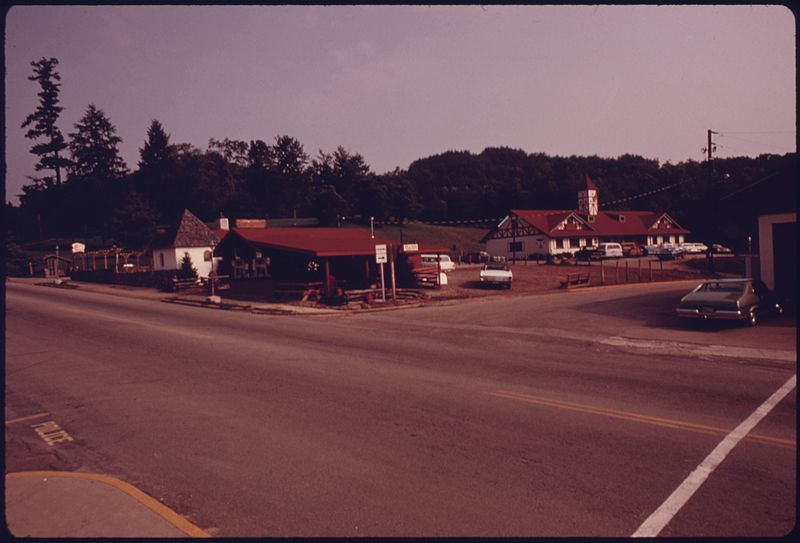 File:QUARTER ACRE PLOT OF LAND SURROUNDING THE WURST HAUS (RESTAURANT IN LEFT BACKGROUND) IN HELEN, GEORGIA, NEAR... - NARA - 557661.jpg