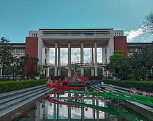 The Oblation Plaza showing the Oblation monument and the facade of Quezon Hall. Quezon Hall, U.P. Diliman, Feb 2024.jpg