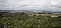 Vista de Ravensburg, perto de Sulzfeld, sobre as colinas de Kraichgau. O ponto mais elevado é Burg Steinsberg (ao centro, na linha do horizonte).