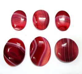 https://upload.wikimedia.org/wikipedia/commons/thumb/1/1e/Red_onyx_-_Handicraft.jpg/266px-Red_onyx_-_Handicraft.jpg