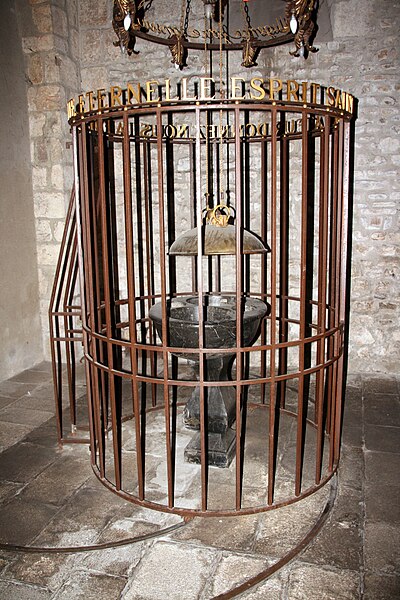 File:Redon - Double baptismal font - 20090704.jpg