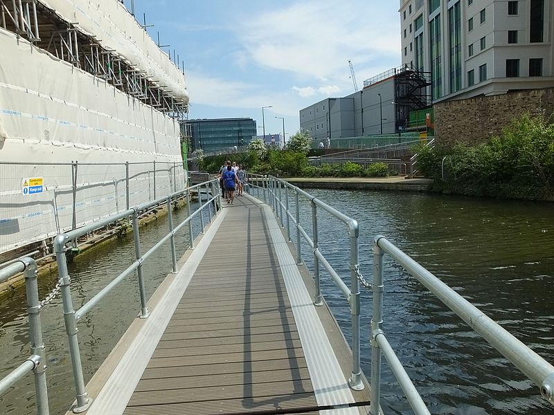 File:Regent's Canal floating towpath 0636.JPG