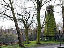 Resti di un mulino a vento su Wandsworth Common (geograph 1789886) .jpg