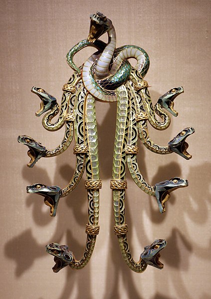 File:René lailique, pettorale serpenti, oro e smalti, 1898-99 ca.jpg