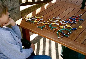 Los signos de Asperger pueden ser intereses limitados o comportamientos repetitivos, como la adicción de este niño a jugar con una molécula modelo.  Sin embargo, las personas con síndrome de Asperger no necesariamente tienen talento para la ciencia.