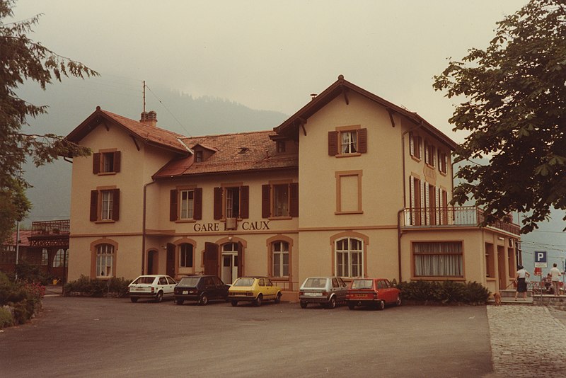 File:SBB Historic - F 122 00209 002 - Caux GN Stationsgebaeude Strassenseite.jpg