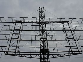 Antenas de matriz reflexiva de 108 MHz de um radar SCR-270 usado durante a Segunda Guerra Mundial consistindo de 32 antenas dipolo de meia onda na frente de uma tela reflexiva.