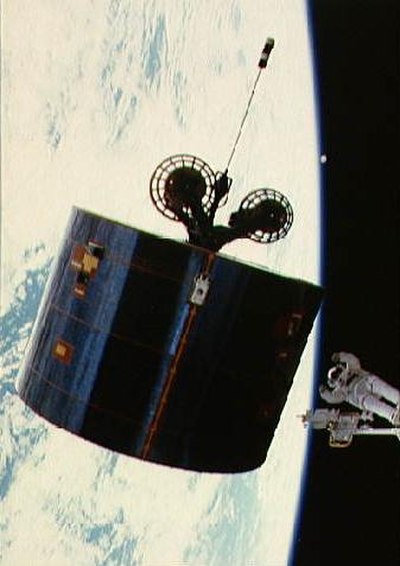 van Hoften next to the crippled Syncom IV-3 (Leasat-3) satellite, during the mission's first EVA.
