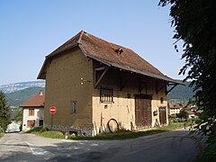 Maison en pisé à Saint-Albin-de-Vaulserre.