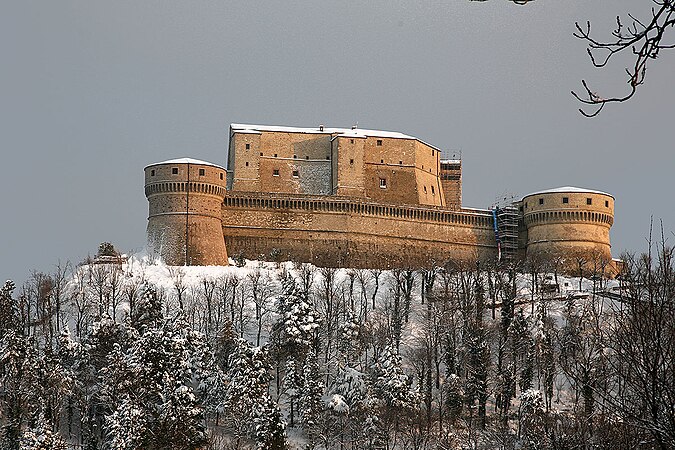 Неприступная крепость это. Сан-Лео (крепость, Италия). Замок Сан Лео. Замок Сан-Лео Римини. Крепость Сан Лео фото.