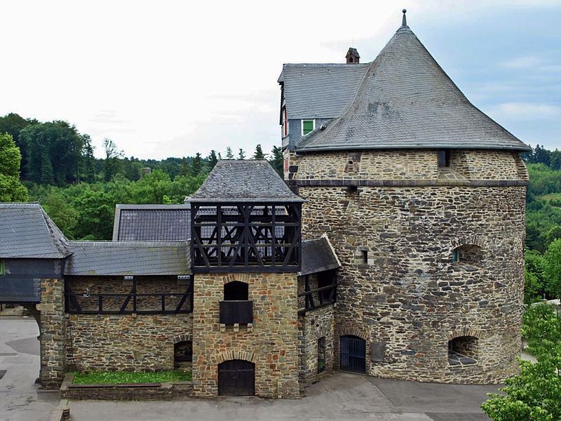 File:Schloss Burg (Glocke, Batterieturm).JPG