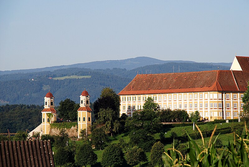 File:Schloss Stainz Ostseite mit Reinischkogel.jpg