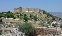 La grandioza fortikaĵo de Selçuk sur Ayasoluk Hill