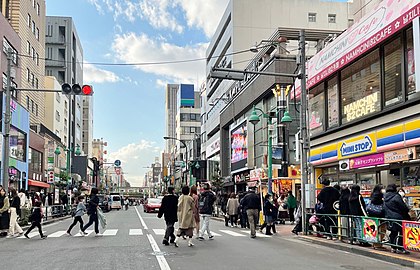 Ōkubo-dōri, taustalla Shin-Ōkubon asema