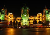 Chhatrapati Shivaji Terminus (antes Victoria Terminus), en Mumbai (Bombay, India). Las plazas delante de las estaciones de ferrocarril son una constante en muchas ciudades del mundo (Plaza de la estación). En este caso, su Arquitectura colonial, ecléctica entre el neogótico y el Exotismo orientalista, la han hecho ser seleccionada por la UNESCO como Patrimonio de la Humanidad.