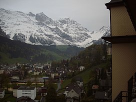 Gunung-gunung tertutup salju dilihat dari 'Edeilweiss Hotel' di Engelberg.jpg