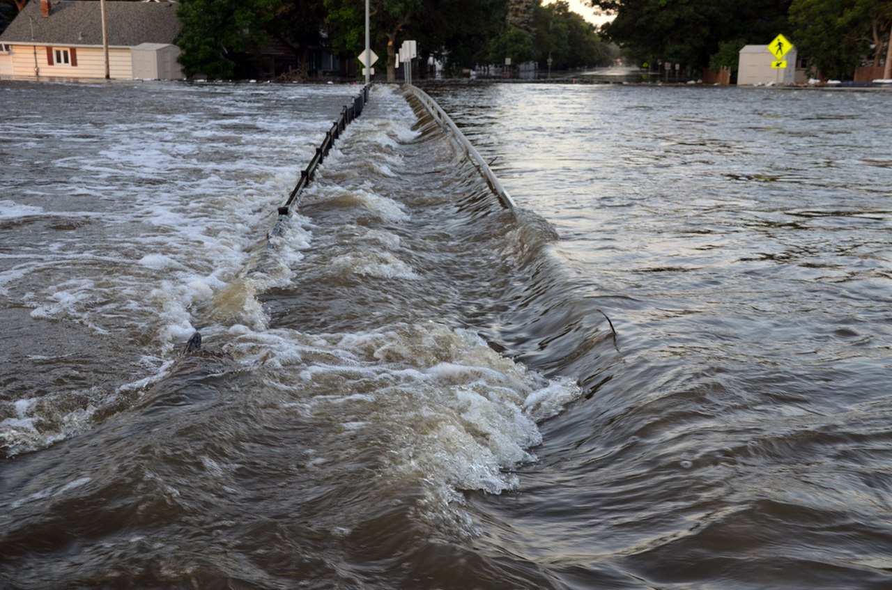 Регулярный подъем воды. Наводнение на реке круфиш в Висконсине 2008. Riverine Floods. Наводнение реки эмблема. Поселок Речной затапливается рекой Протва.