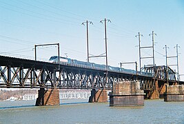 Susquehanna Nehri boyunca güneye giden Acela Ekspres