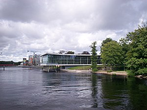 Biblioteket med en del av Kapsylparken i förgrunden.