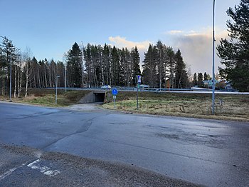 Vy mot en gångtunnel som avgränsar bostadsområdet. På andra sidan på höger sida kan man se Morjärvsvägen, som innan Järnvägsgatan mitt i bilden byggdes, fortsatte rakt fram och gick ändå bort till Strandängesvägen och vidare.