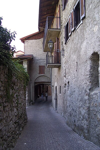 File:Strada in Cerveno (Foto Luca Giarelli).jpg