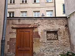 Enceinte de l'église donnant sur la rue.