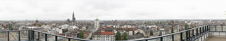 Panorama Neustadta s de la Tour Esca; Neustadt je lijevo dok je katedrala u sredini i Grande Île desno