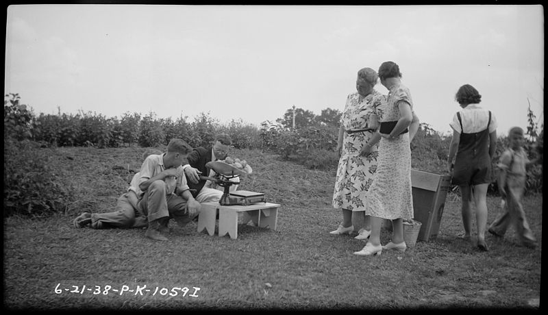 File:TVA School-Village ^1, Seventh Graders with Teachers - NARA - 280008.jpg