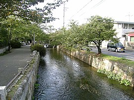 7丁目、山本球場東側の玉串川