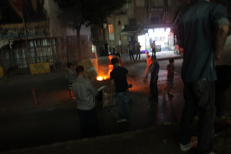 File:Tarlabaşı Boulevard, Istanbul, during Gezi Park protests 11.jpg